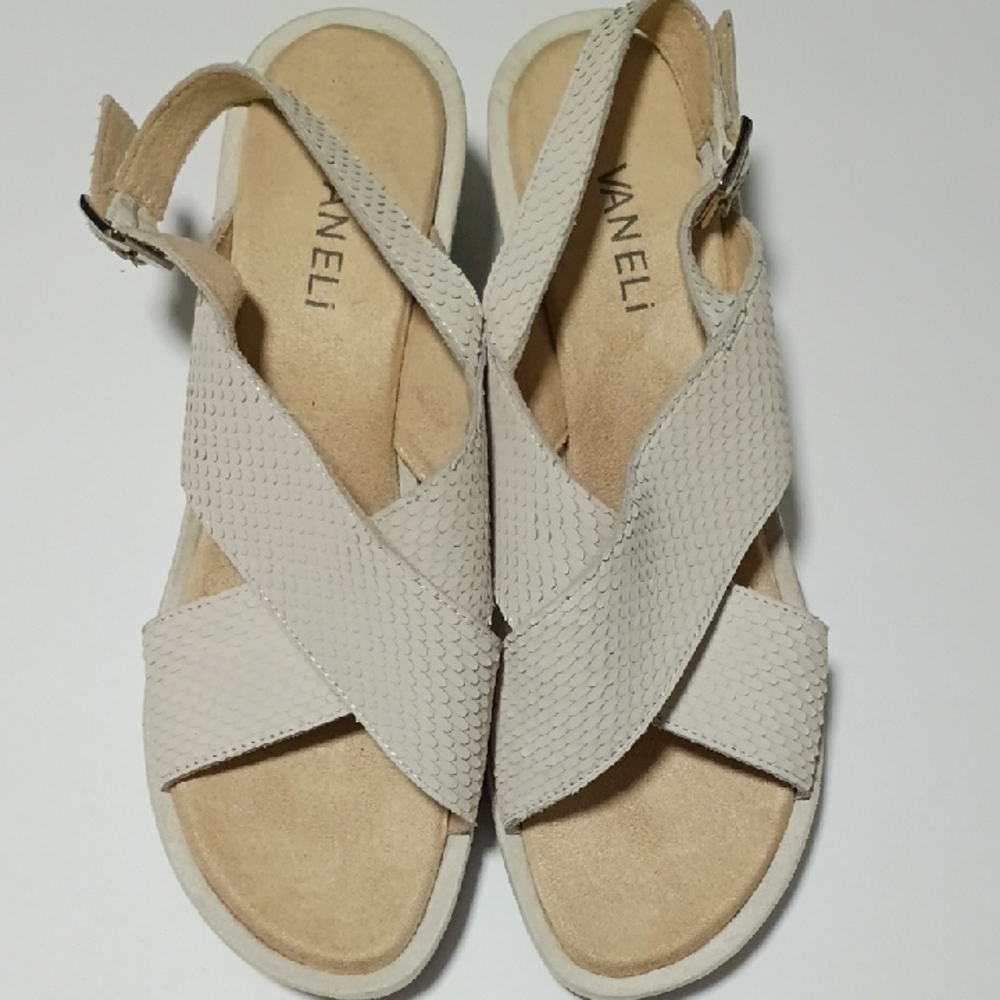 Vaneli Women's Textured Tan Sandals